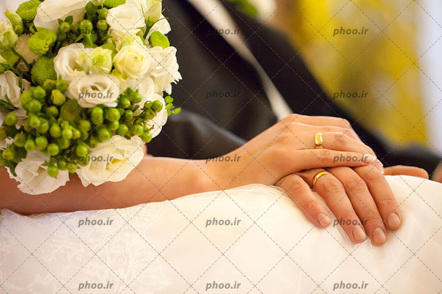 عکس دست عروس و داماد روی هم و دسته گل عروس