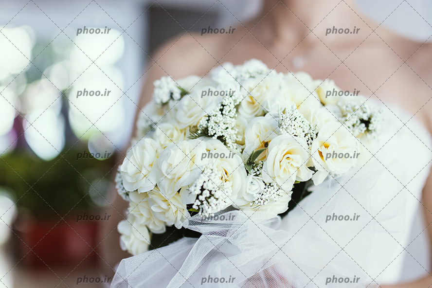 عکس دسته گل سفید در دستان عروس