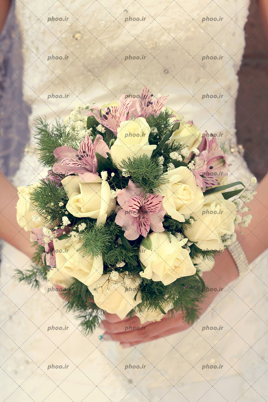 عکس دسته گل رز سفید زیبا در دستان عروس