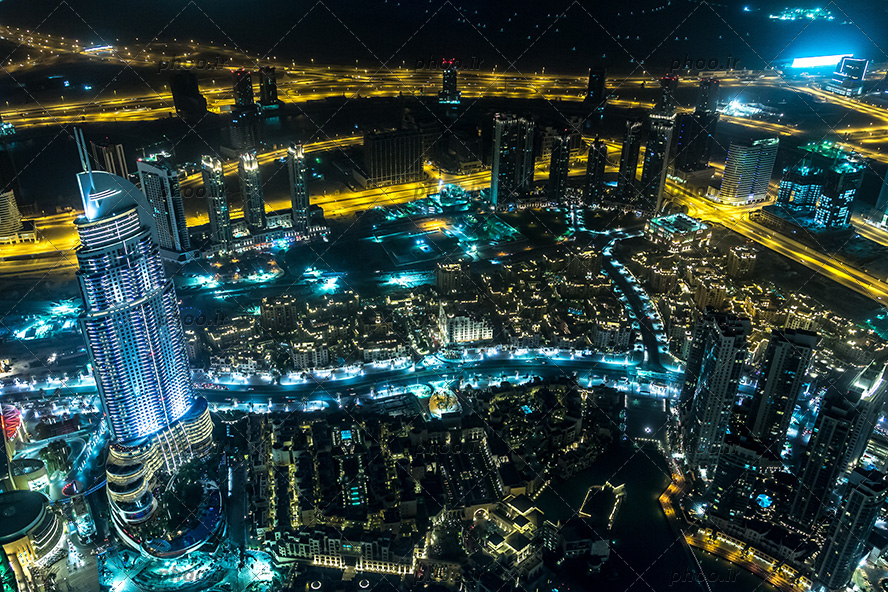 عکس شهر زیبا با برج های نورانی در شب از نمای بالا