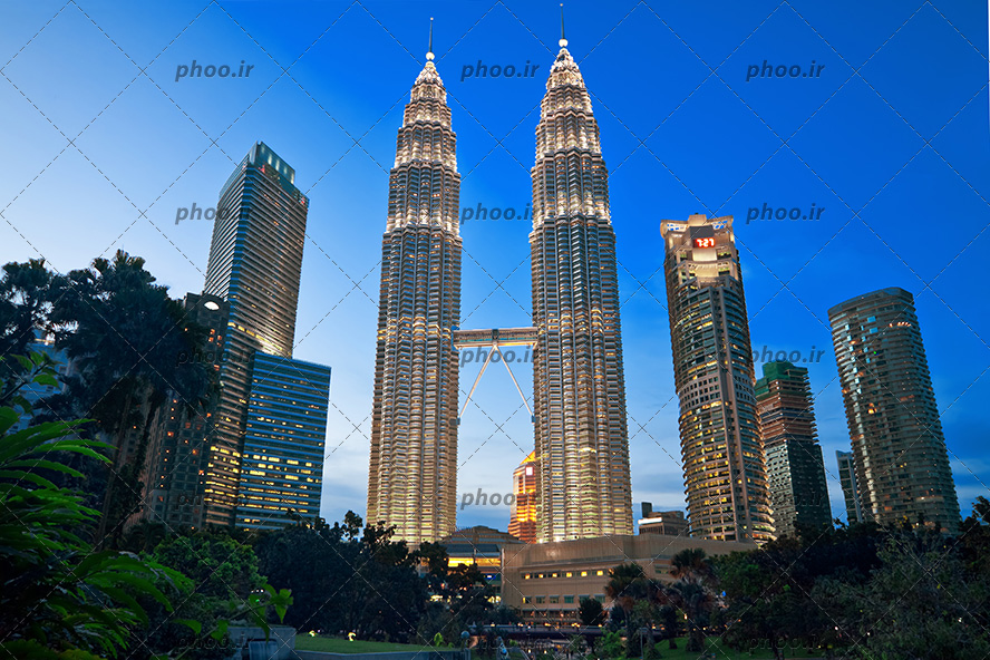 عکس برج های دو قلو زیبا و نورانی در شهر