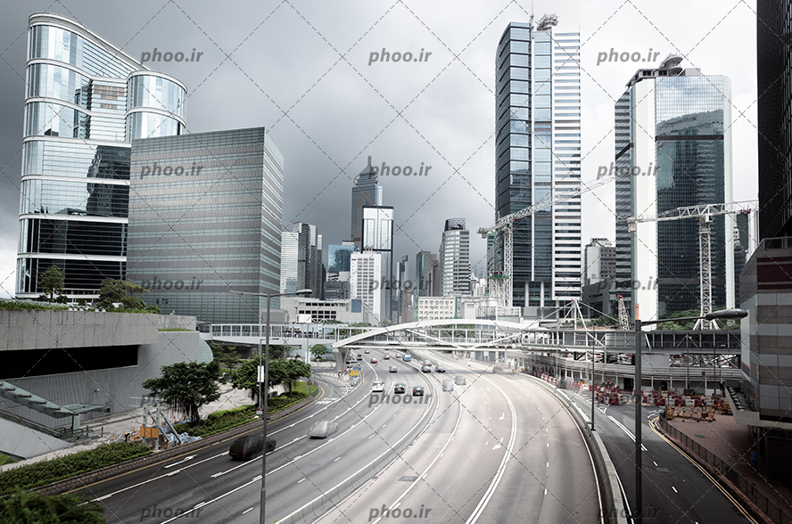 عکس شهر با ساختمان ها و خیابان و تم خاکستری