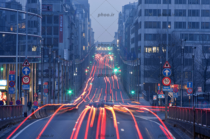 عکس خیابان با رد چراغ های ماشین ها در شهر