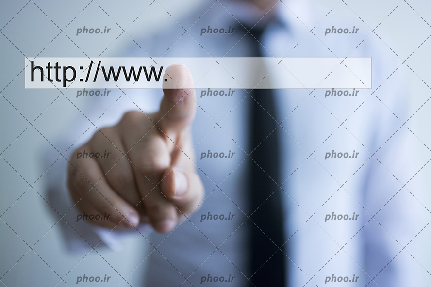 عکس دست مرد روی صفحه سفید اینترنتی و زمینه سفید