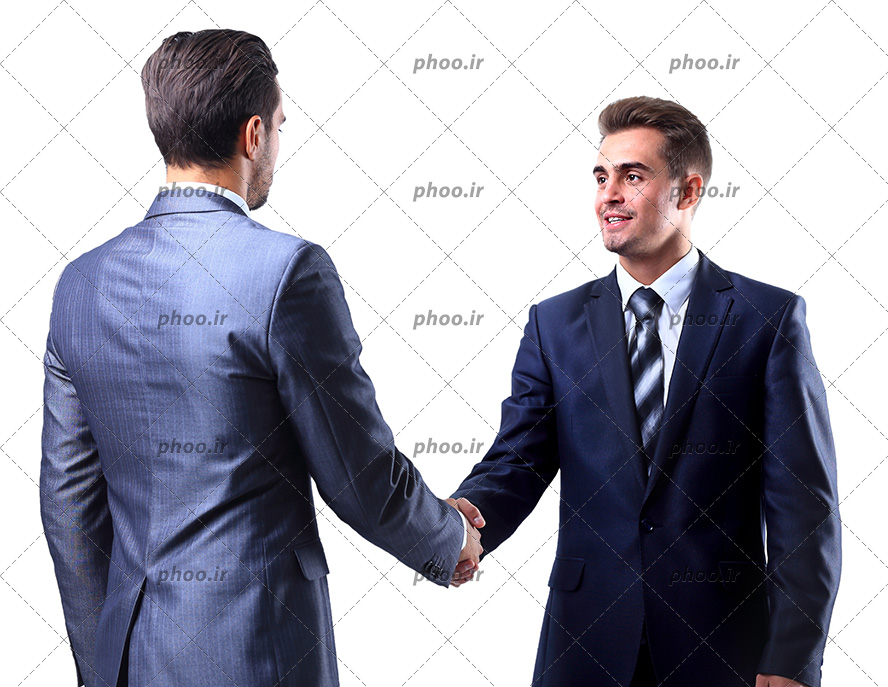 عکس دو کارمند مرد کت شلواری ایستاده درحال دست دادن با زمینه سفید