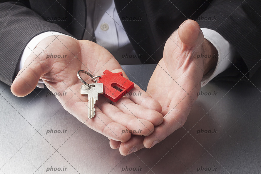 عکس دسته کلید خانه در دستان مرد