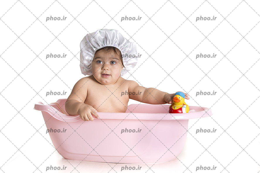 عکس با کیفیت کودک تپل زیبا با کلاه در وان صورتی و اسباب بازی اردک در دست
